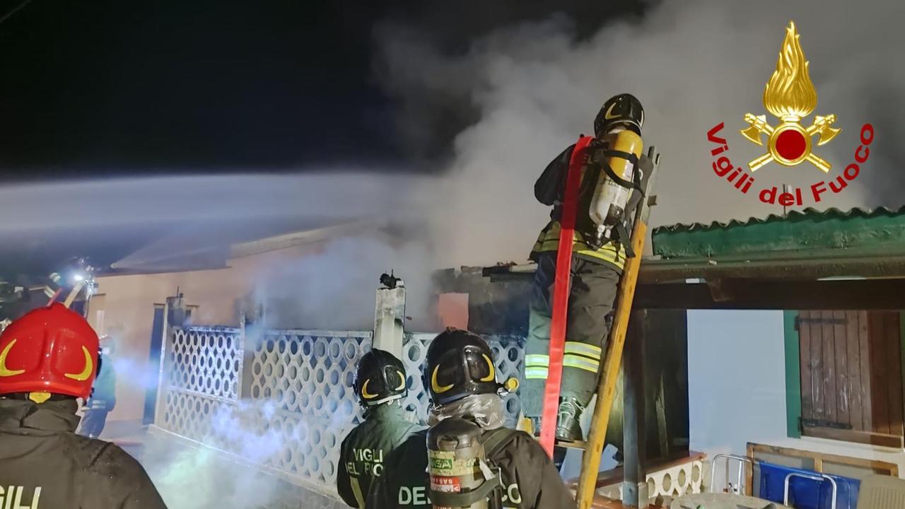 Paura a Platamona, incendio distrugge un’abitazione: dieci persone evacuate