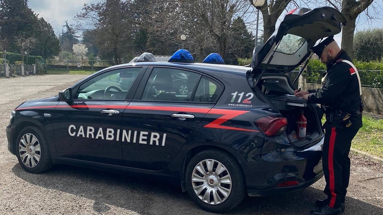 Col coltello tenta di rapinare un coetaneo, poi prova a colpire le auto in transito e minaccia i carabinieri, arrestato un 17enne