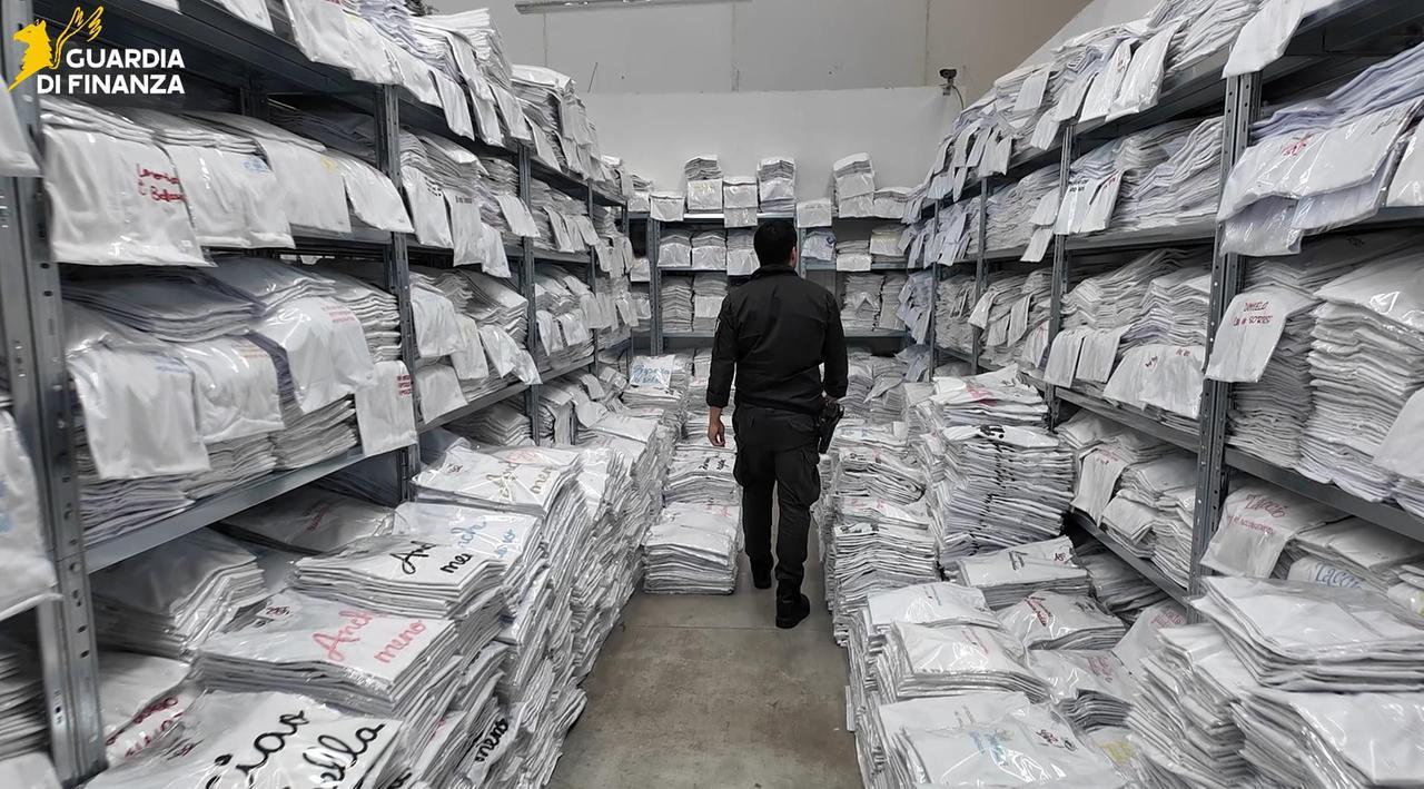 
	I controllil della guardia di finanza nel magazzino cinese

