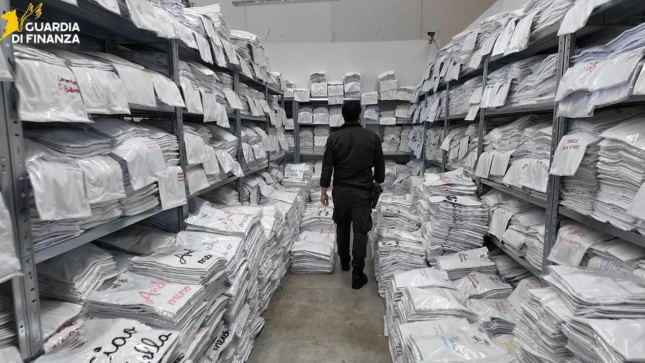 I controllil della guardia di finanza nel magazzino cinese