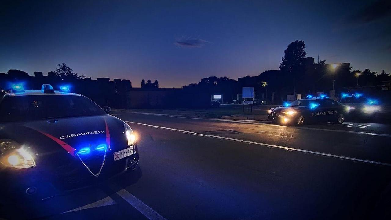 Aggredisce i carabinieri durante un controllo, arrestato un uomo: guidava senza patente e con documento falso
