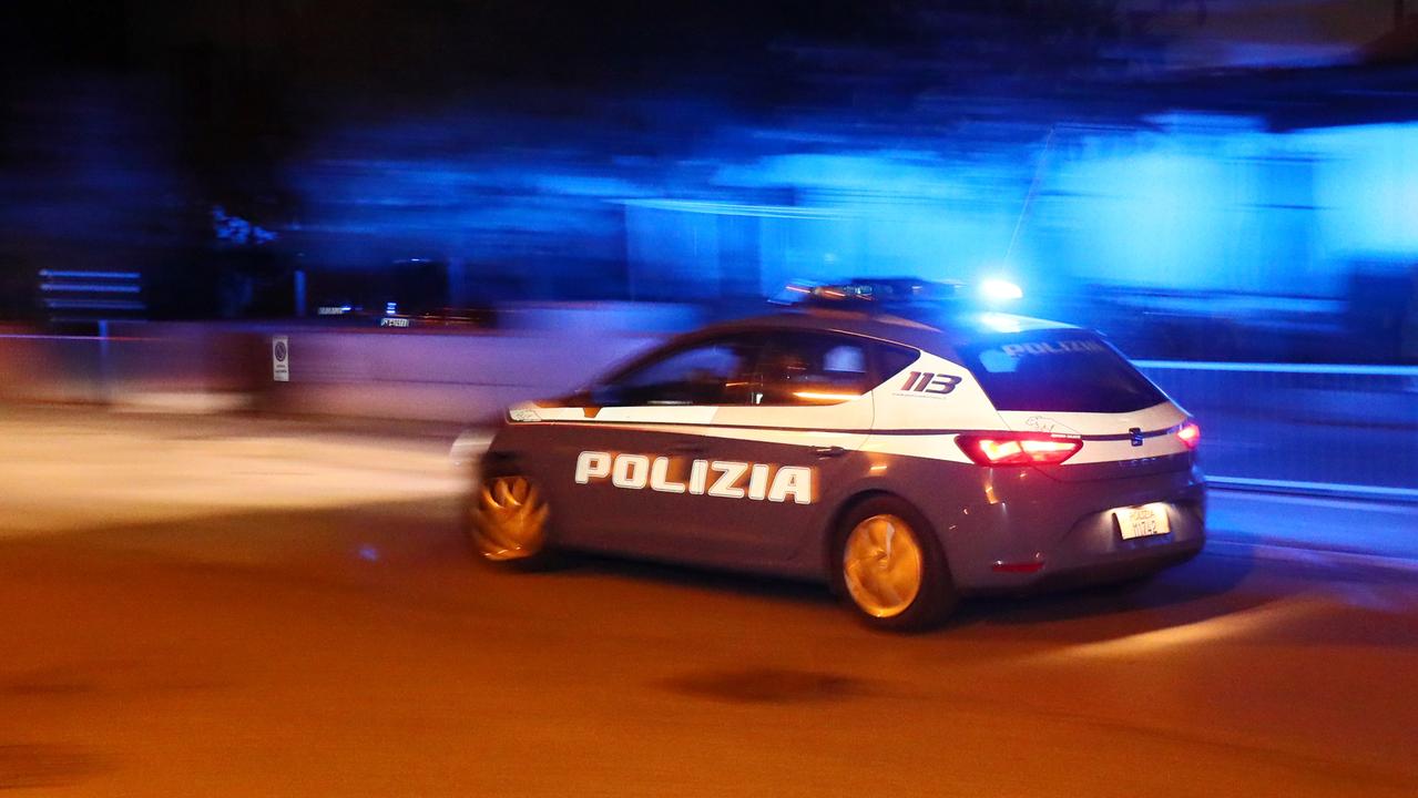 Una volante della polizia di Stato (foto d'archivio)