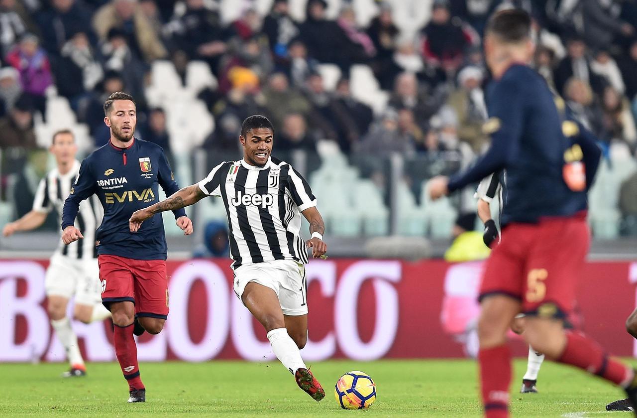 Juventus' Douglas Costa (R) and Genoa's Andrea Bertolacci in action during the Italian Serie A soccer match Juventus FC vs Genoa CFC at Allianz Stadium in Turin, Italy, 22 January 2018.
ANSA/ALESSANDRO DI MARCO