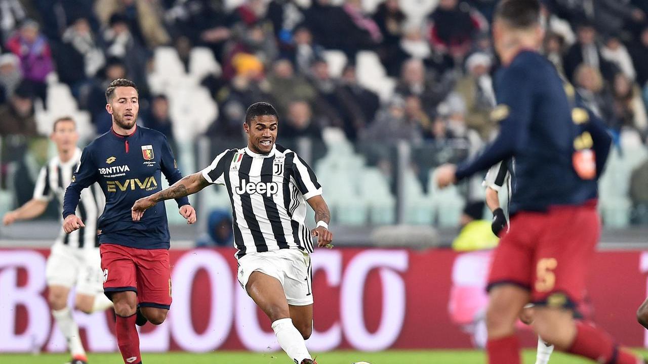 Juventus' Douglas Costa (R) and Genoa's Andrea Bertolacci in action during the Italian Serie A soccer match Juventus FC vs Genoa CFC at Allianz Stadium in Turin, Italy, 22 January 2018.
ANSA/ALESSANDRO DI MARCO
