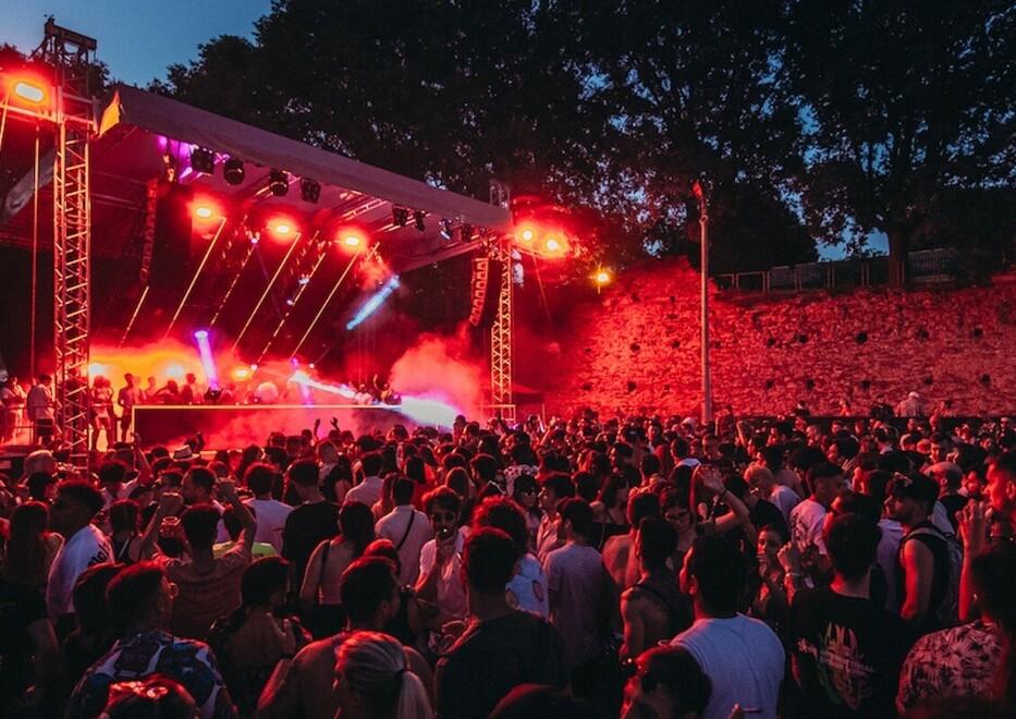 House e techno nel Sottomura di Ferrara da mezzogiorno a mezzanotte