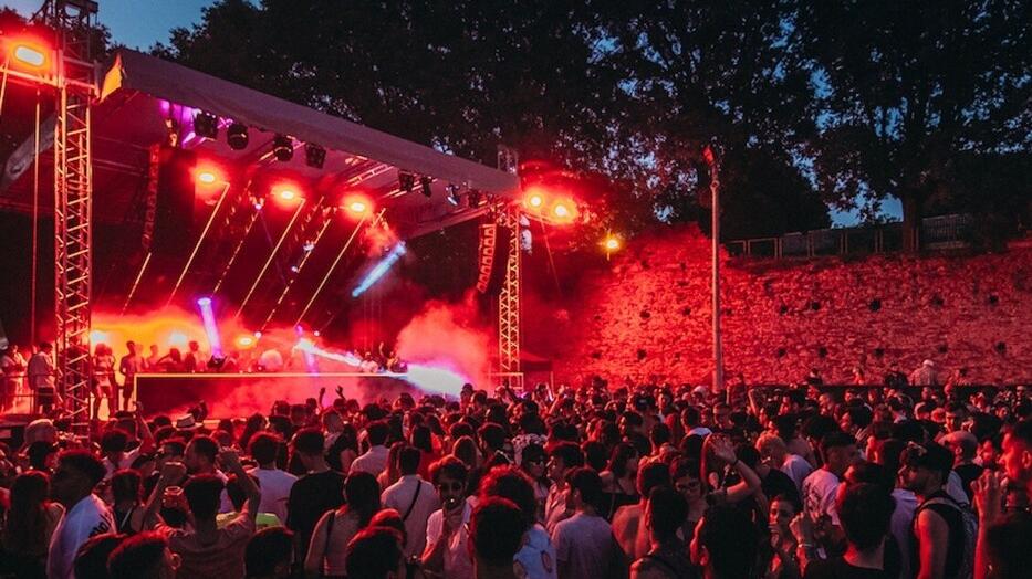 House e techno nel Sottomura di Ferrara da mezzogiorno a mezzanotte