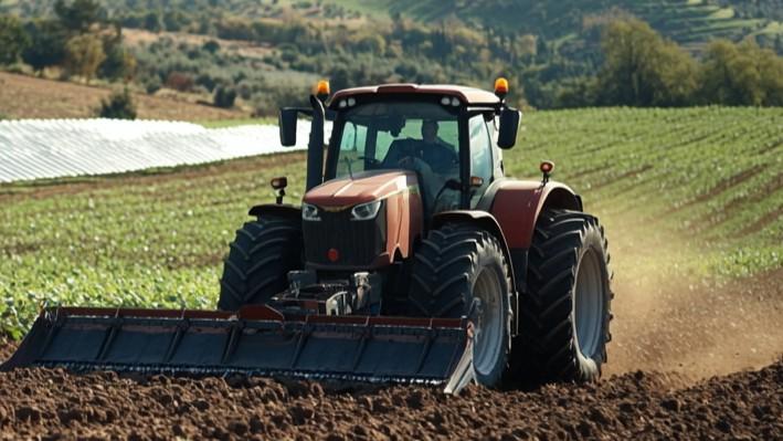 Tragedia in campagna, si ribalta col trattore e muore schiacciato