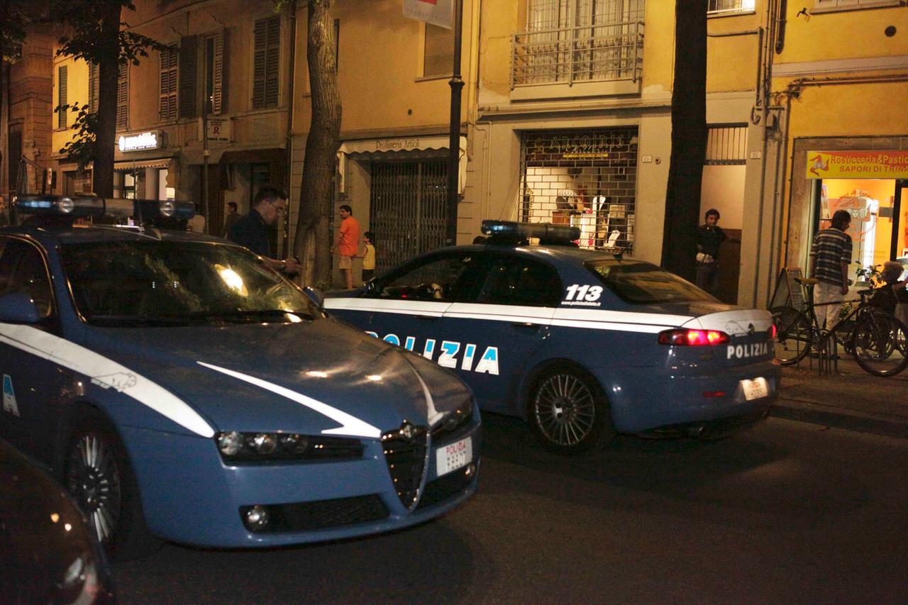 Ruba in un negozio di corso Garibaldi e butta a terra un disabile in carrozzina che voleva fermarlo: arrestato