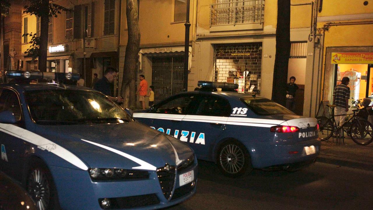 Ruba in un negozio di corso Garibaldi e butta a terra un disabile in carrozzina che voleva fermarlo: arrestato