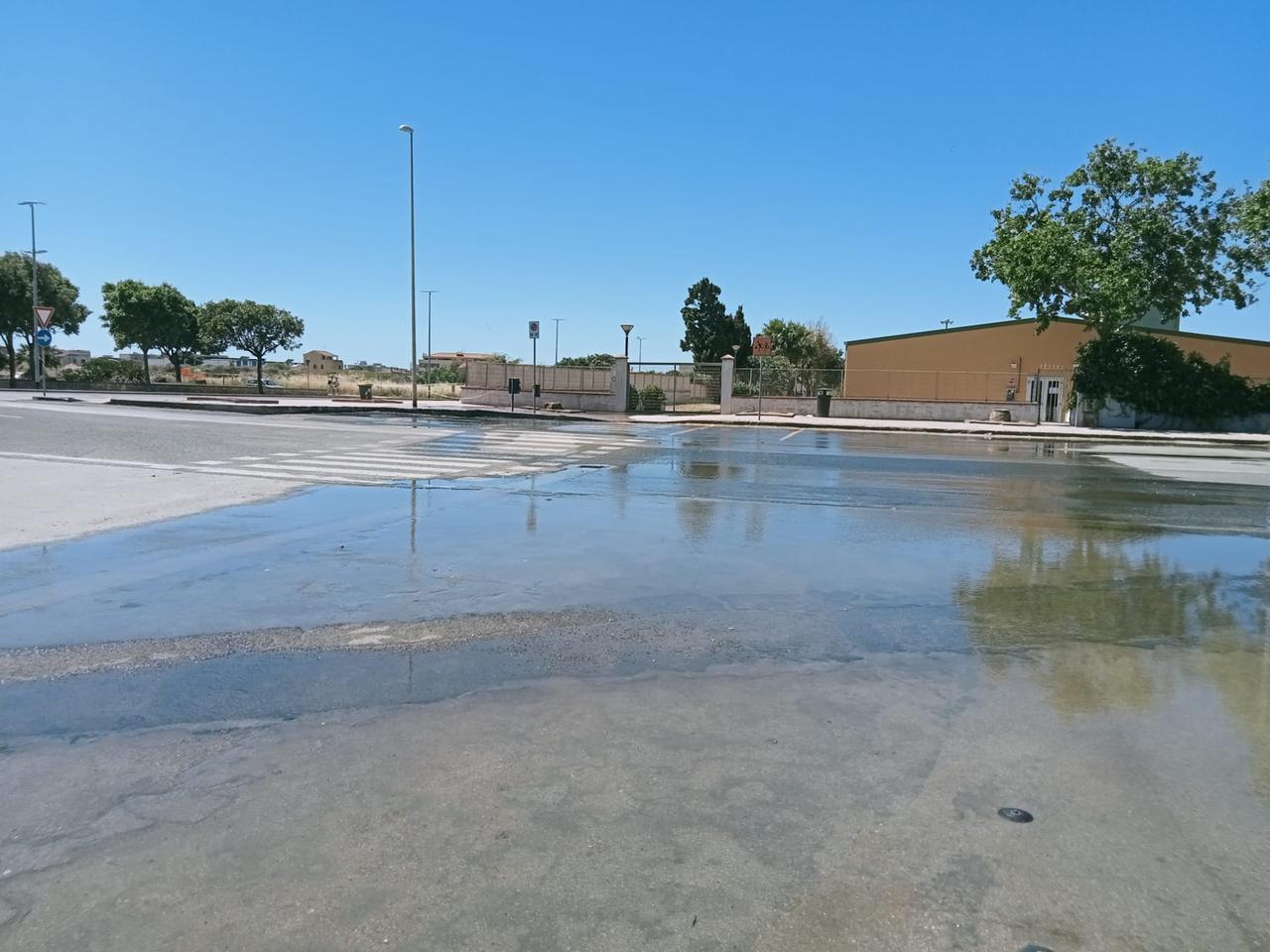 Porto Torres, grossa perdita d’acqua in viale delle Vigne: cosa sappiamo