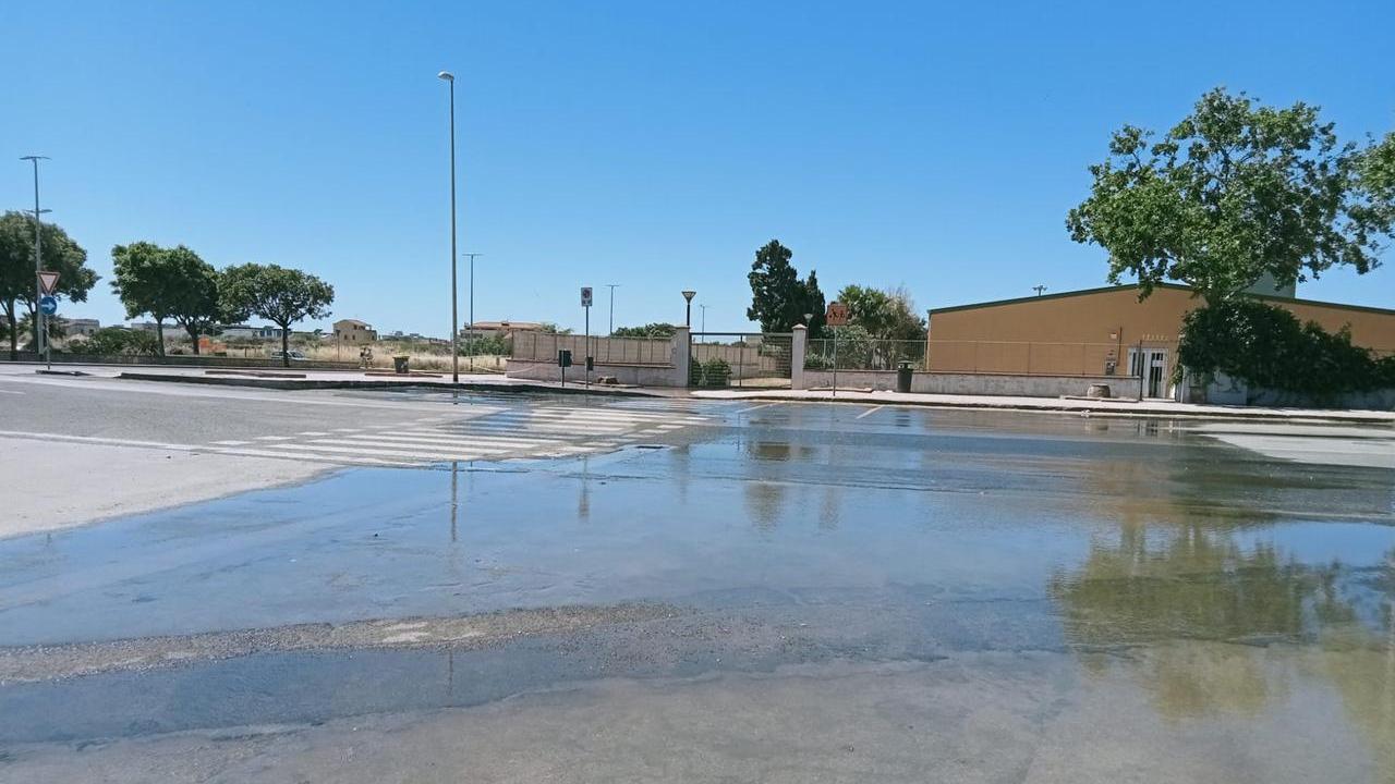 Porto Torres, grossa perdita d’acqua in viale delle Vigne: cosa sappiamo