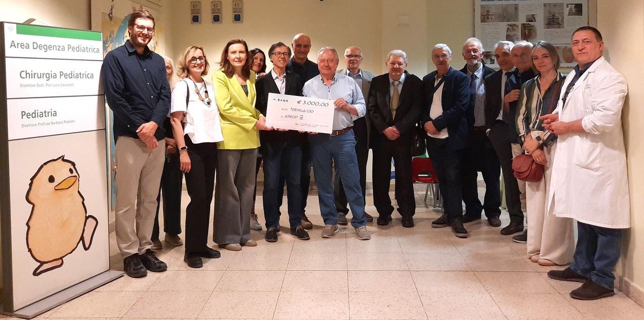 Si ritrovano a 52 anni dal diploma e donano 3mila euro ai bambini ricoverati al Policlinico di Modena