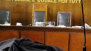 Lucca, papà violento e mamma tossicodipendente: Tribunale ordina il trasferimento della figlia in comunità<br>