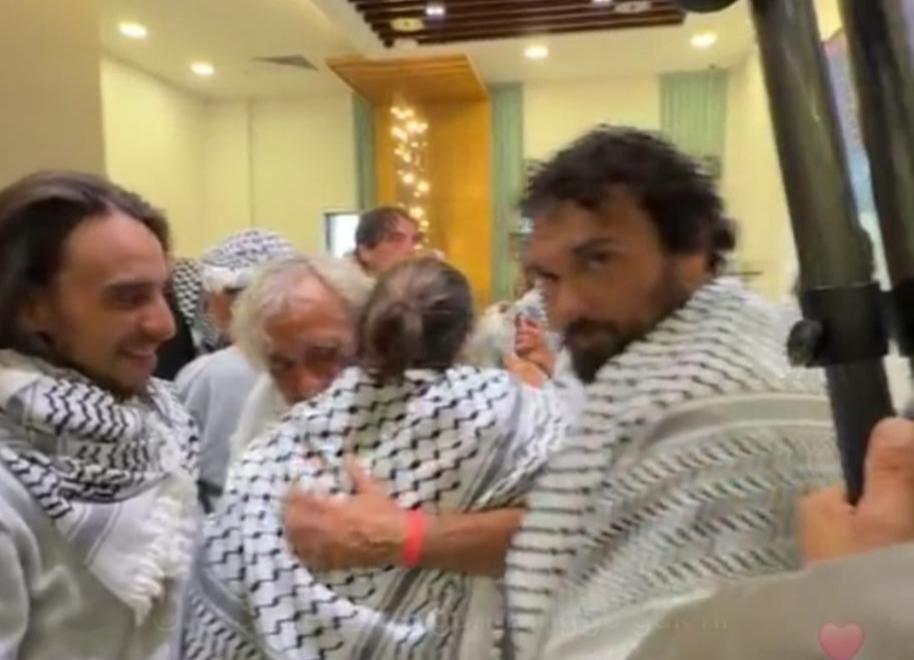Flotilla, padre e figlio rientrati a Livorno dopo l'arresto di Israele – I braccialetti coi numeri e i cani: «L’inferno sulla nave prigione»