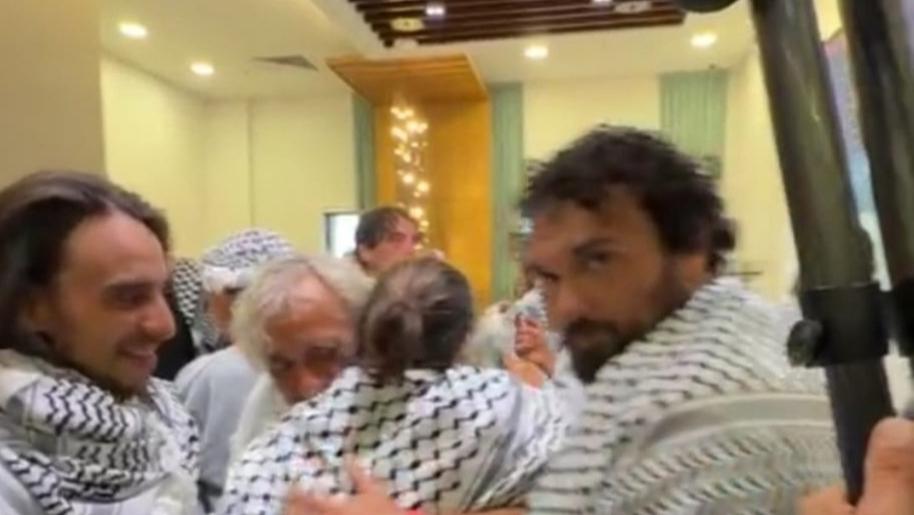 Federico e Claudio Paganelli con altri attivisti all’aeroporto di Istanbul da cui sono poi partiti per Roma