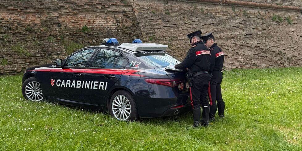Palpeggiata nel sottomura a Ferrara: arrestato un uomo