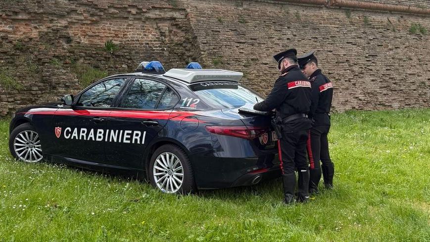 Palpeggiata nel sottomura a Ferrara: arrestato un uomo