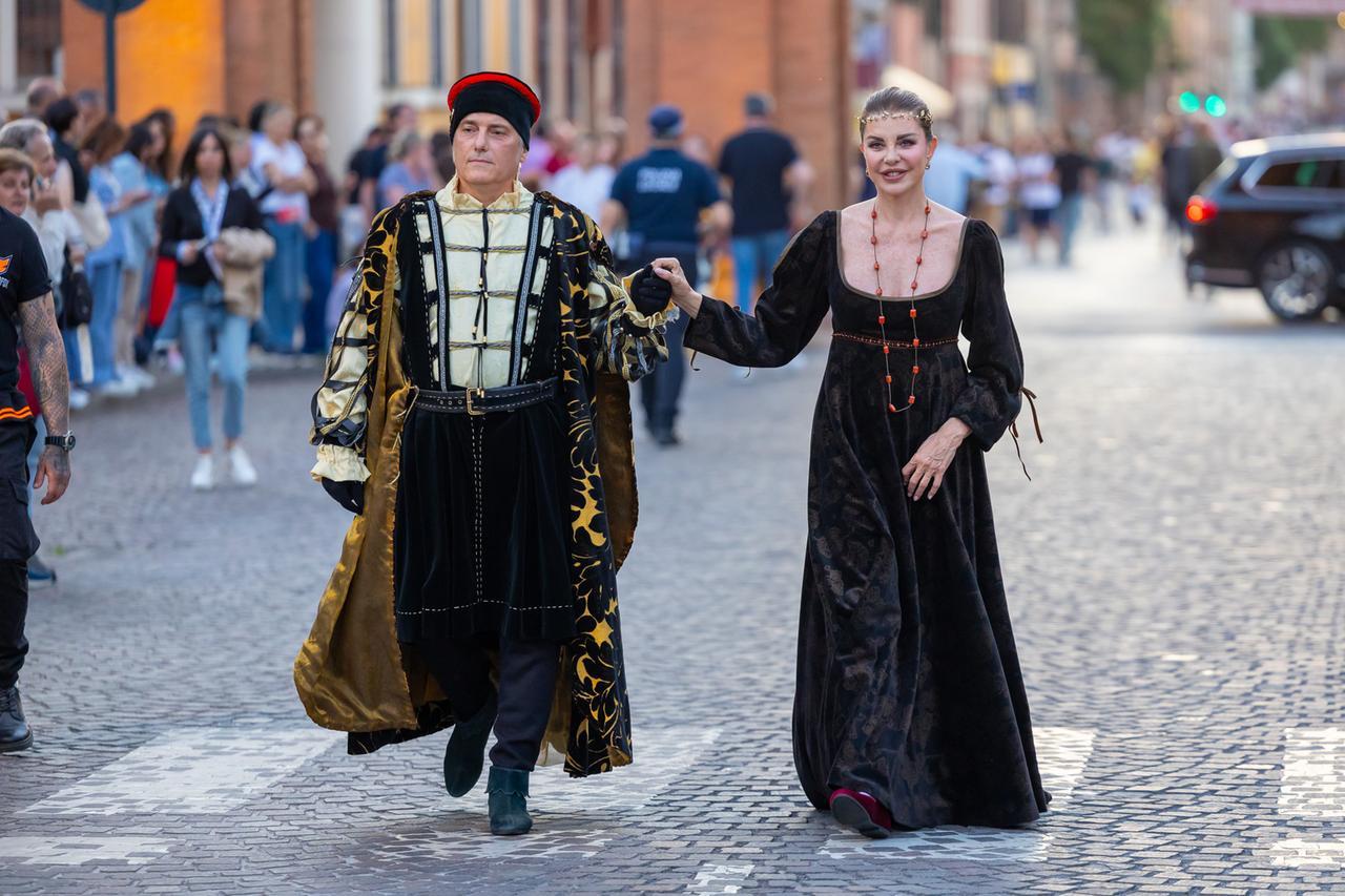 Il fascino del Magnifico Corteo: migliaia di spettatori in centro a Ferrara