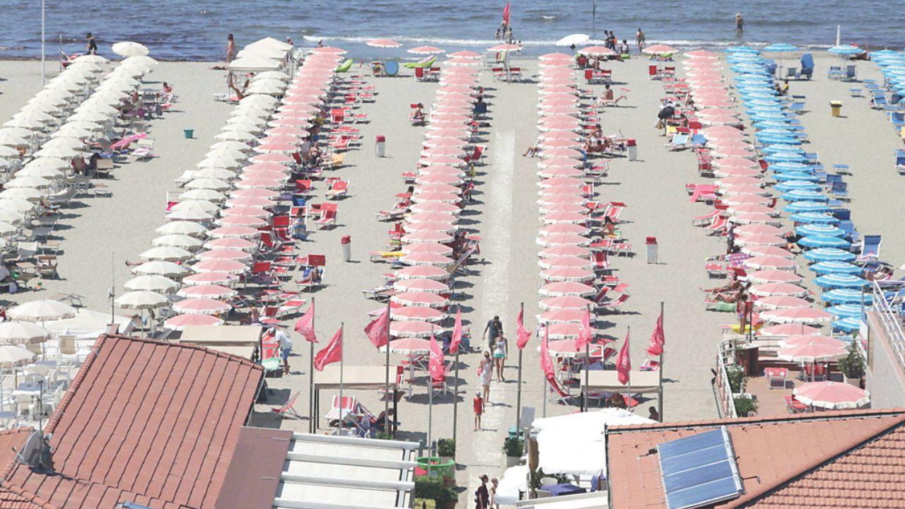 Stabilimenti balneari a Lido di Camaiore (foto d’archivio)