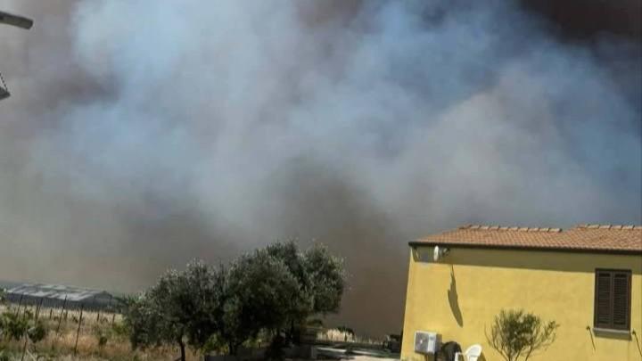 Vasto incendio nei boschi, il fuoco minaccia le aziende e un borgo – Ecco che cosa sappiamo