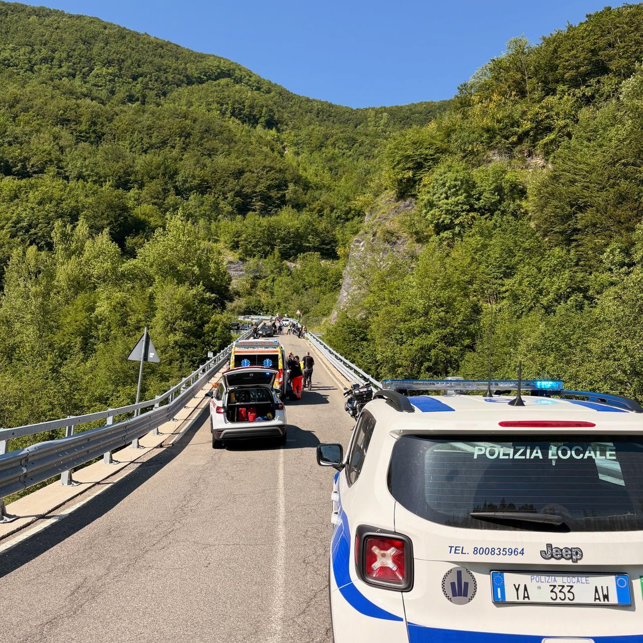 Vola fuori strada con la moto, coppia di 65enni finisce all’ospedale
