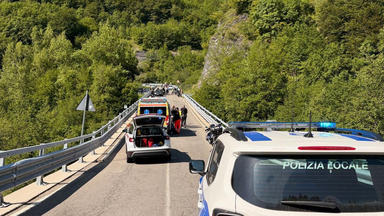 Vola fuori strada con la moto, coppia di 65enni finisce all’ospedale