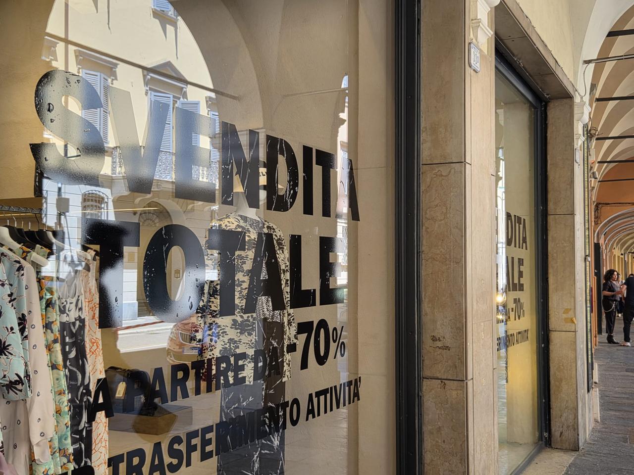 Centro storico, svendita totale di O’ Luxury per trasferimento