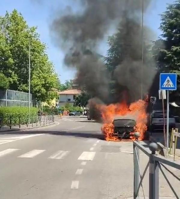 Auto a fuoco in via Mazzini a Formigine