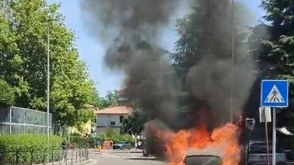 Auto a fuoco in via Mazzini a Formigine