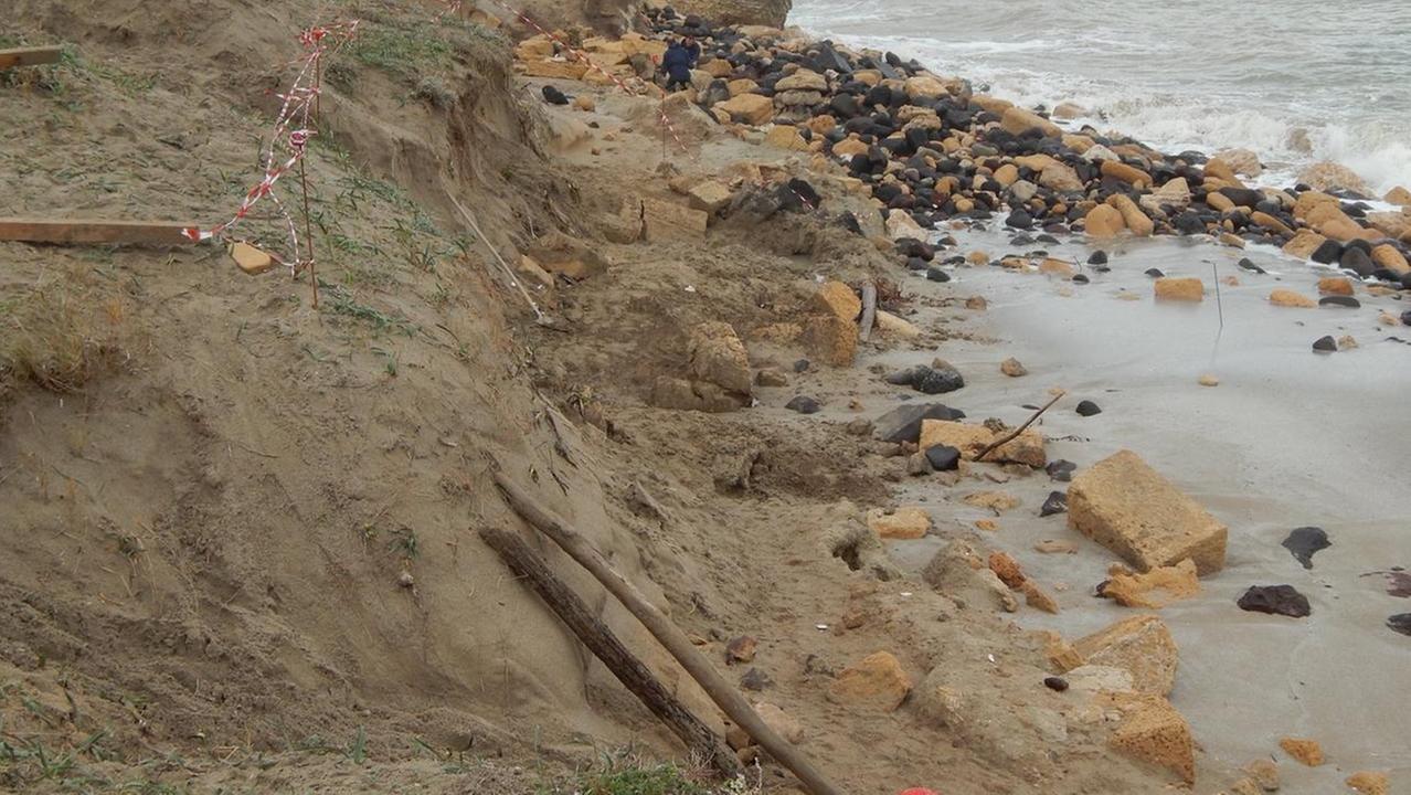 La falesia di San Giovanni sgretolata dalle mareggiate