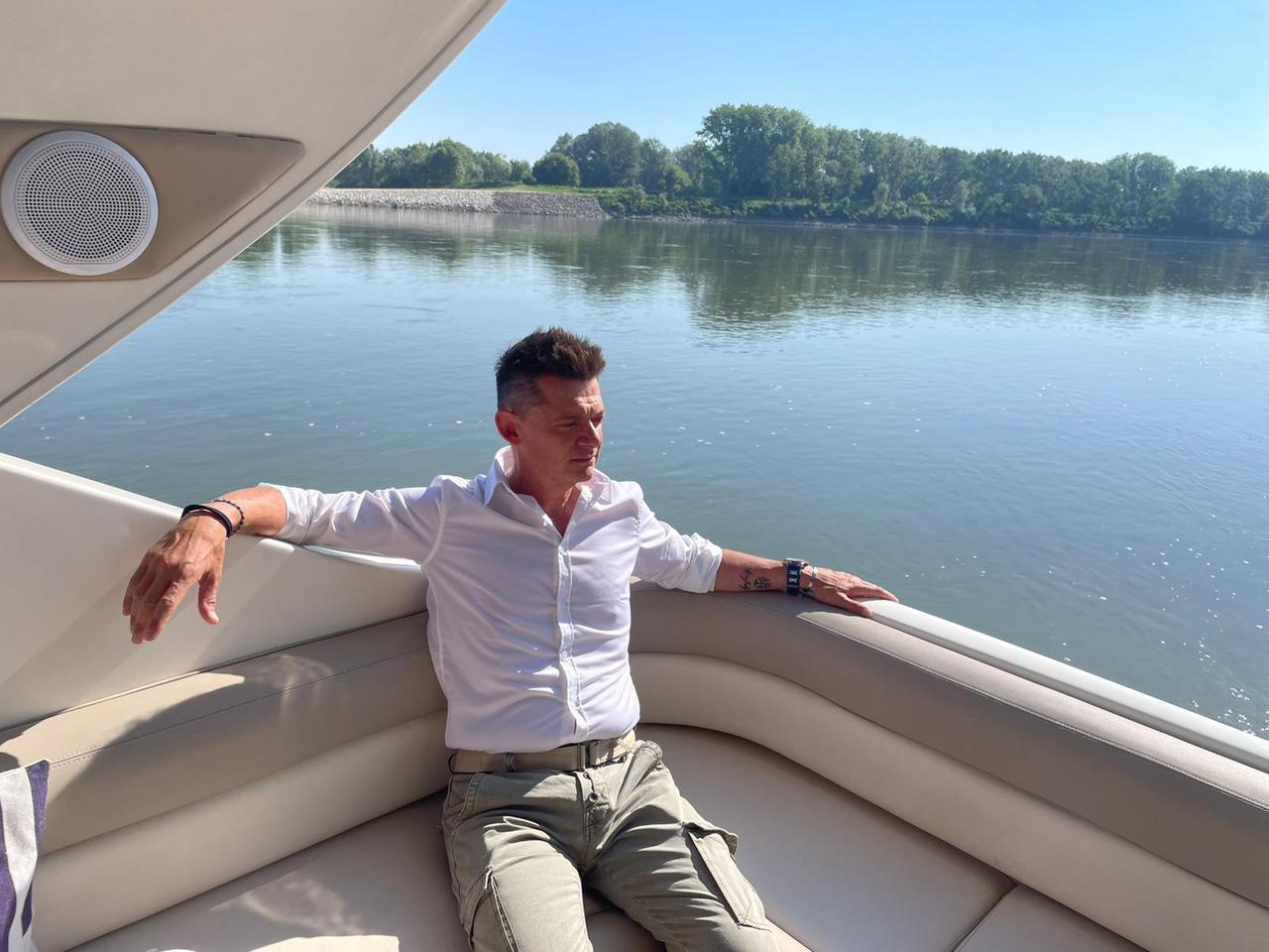 Va a vivere in barca sul fiume Po: «Non riuscivo più a convivere con velocità e rumore. Ora la notte il Grande fiume mi culla»