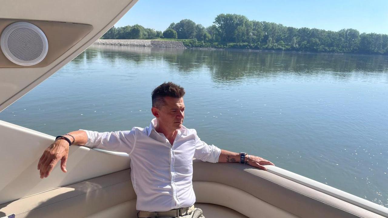 Va a vivere in barca sul fiume Po: «Non riuscivo più a convivere con velocità e rumore. Ora la notte il Grande fiume mi culla»