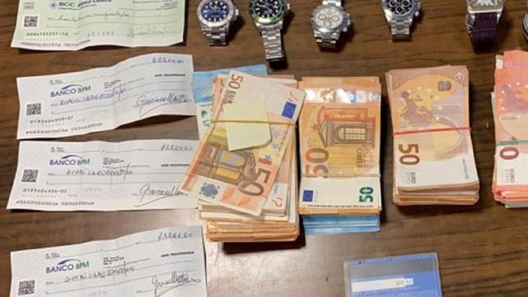 Soldi, orologi e assegni sequestrati dai carabinieri nell'ambito dell'operazione