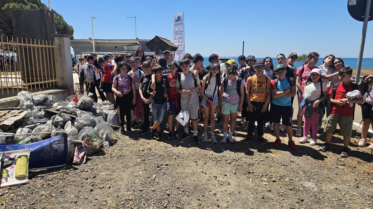 Studenti e volontari ripuliscono la borgata: raccolti 15 quintali di rifiuti