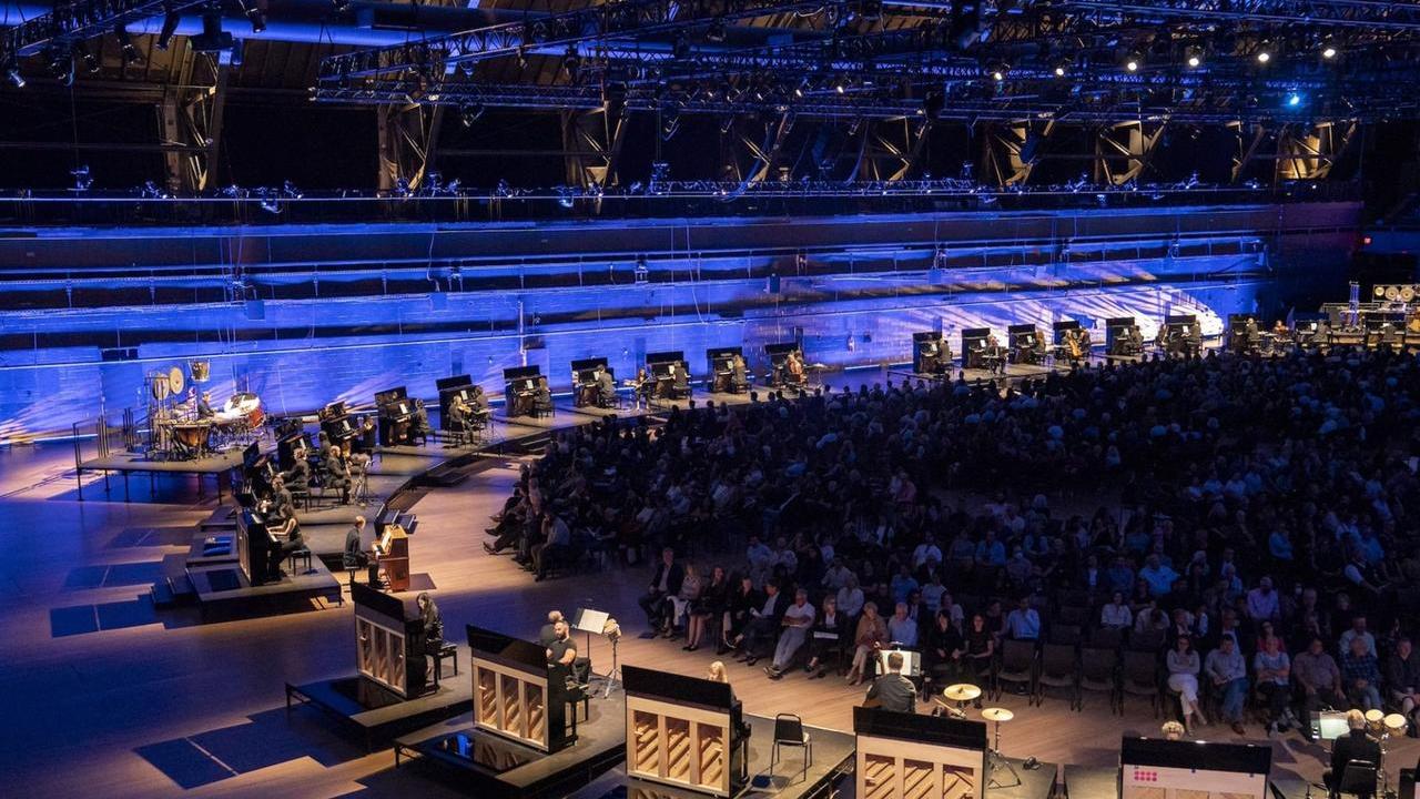 Cinquanta pianoforti e il pubblico al centro: alle ex Reggiane arriva un'esperienza unica