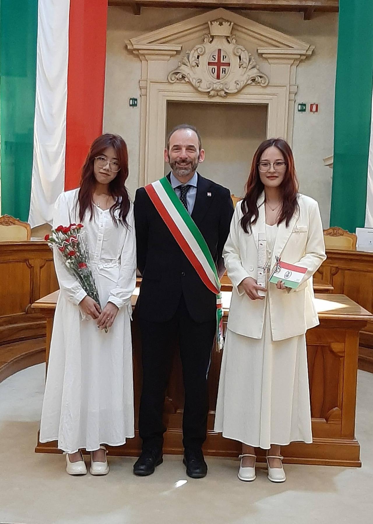 In Cina la loro unione non è riconosciuta: Elisa e Fenjie si sposano a Reggio Emilia