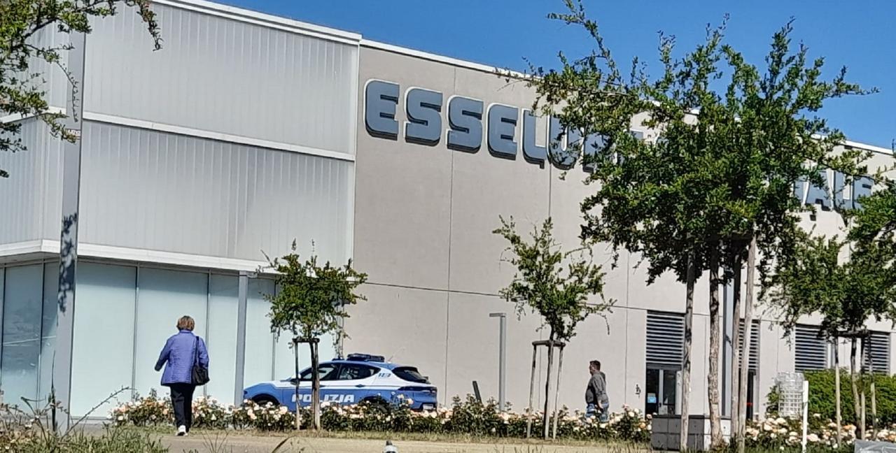 
	Una volante della polizia all'Esselunga

