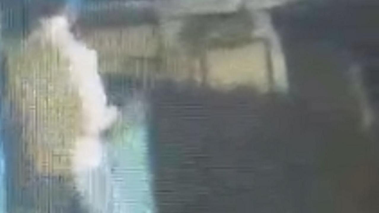 Uno dei ragazzi sorpresi mentre gettava oggetti in mare