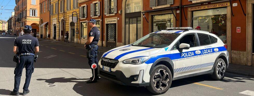 Il centro di Modena si blinda dopo la tragedia: la polizia locale piazza due auto-barriere