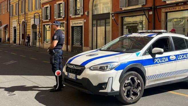 L'auto della polizia bloccale utilizzata come blocco in via Emilia centro