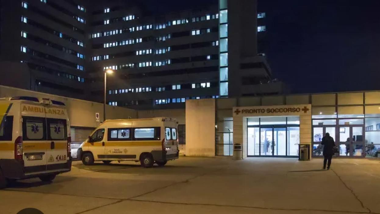 Travolto sulle strisce pedonali da un’auto: trasportato in codice rosso al Brotzu