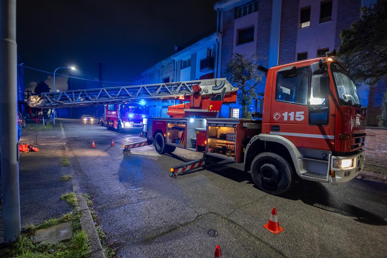 Carabinieri e vigili del fuoco a Comacchio con sirene spiegate: cos’è successo