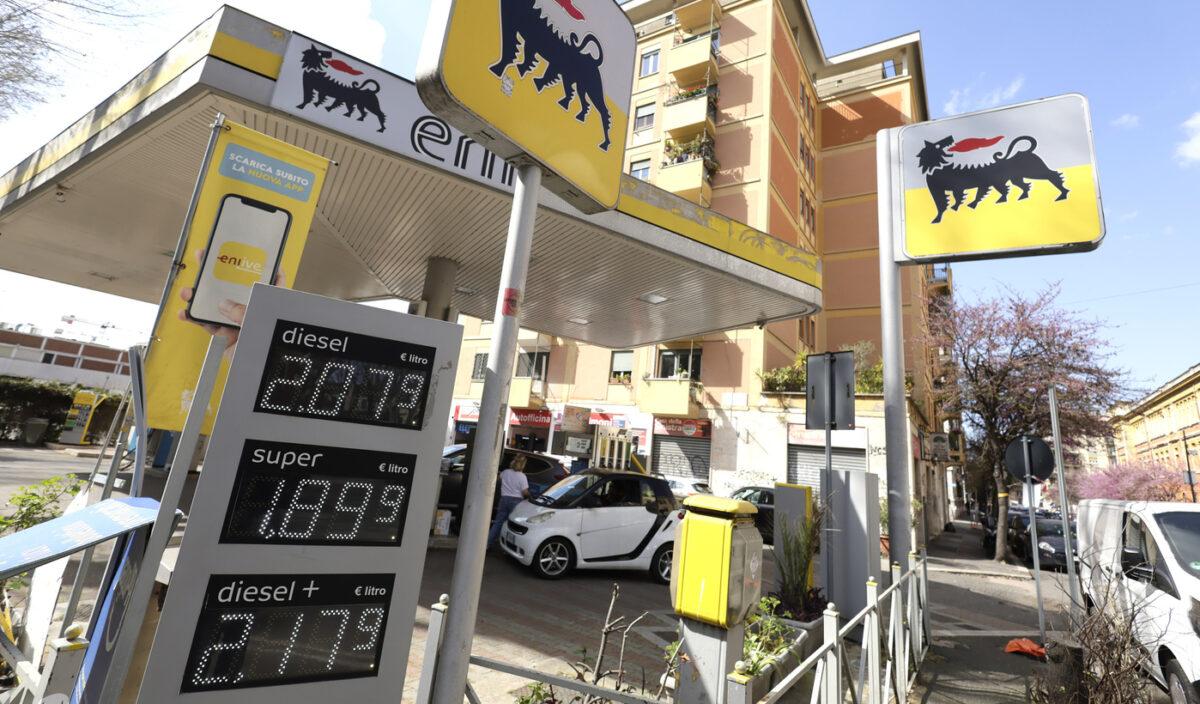 Caro carburanti, scatta la protesta: «Basta viaggi di lavoro in auto a nostre spese»