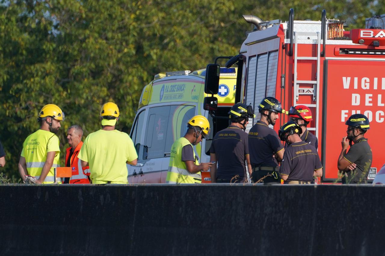Paura in autostrada A1 a Reggio Emilia: pneumatico si stacca da un tir in corsia opposta e colpisce una vettura. Un ferito