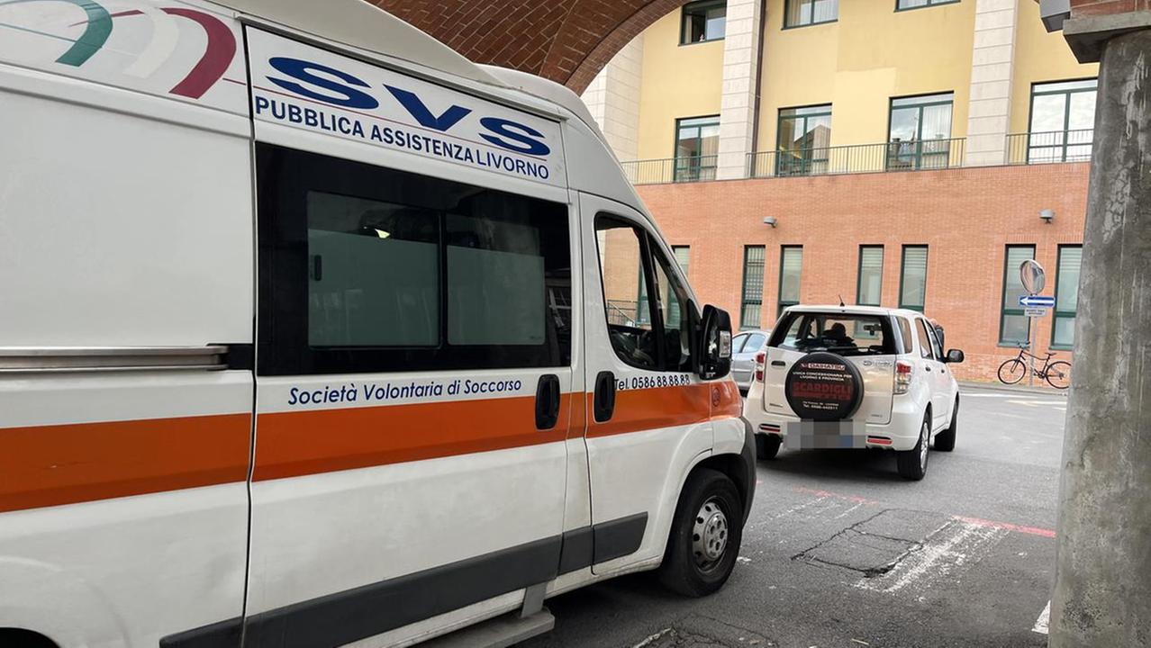 Un'ambulanza della Svs in arrivo all'ospedale (foto d'archivio)