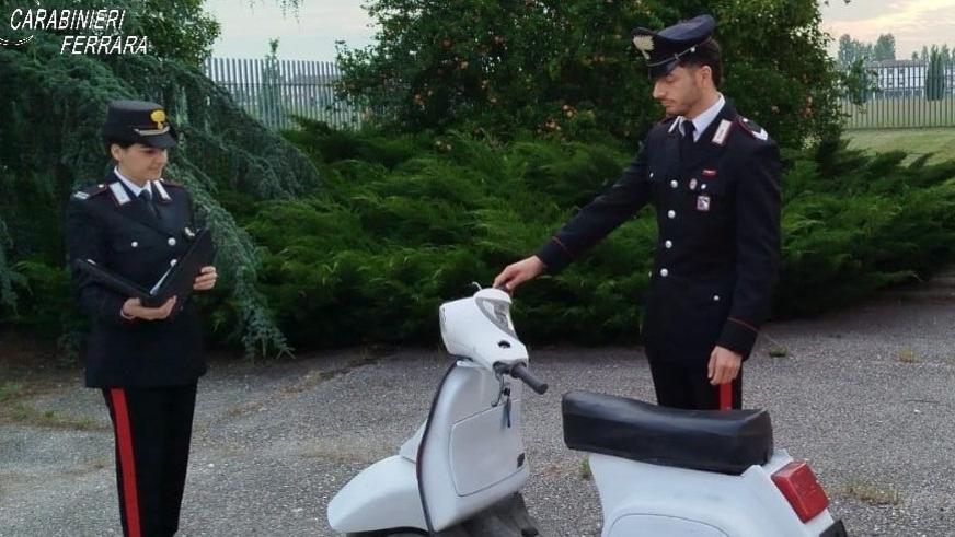 Copparo, ritrovano la sua Vespa dopo 6 anni: «Regalo di papà, grazie ai militari»