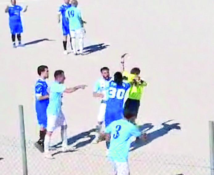 Ancora violenza in campo: schiaffeggiato arbitro di 16 anni – VIDEO