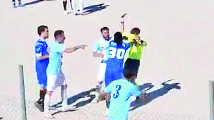 Ancora violenza in campo: schiaffeggiato arbitro di 16 anni – VIDEO