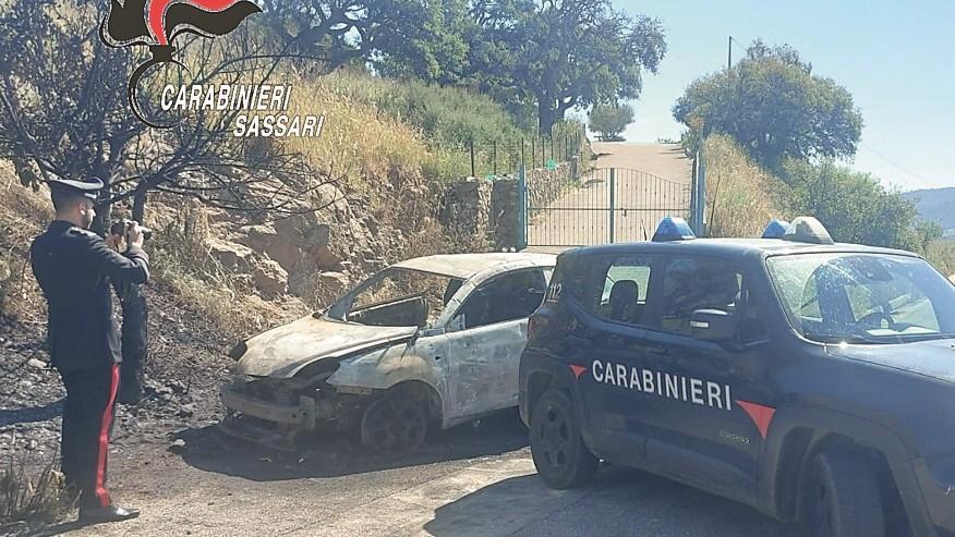 Bevono insieme, poi uno picchia l’altro, gli ruba l’auto e le dà fuoco – La storia