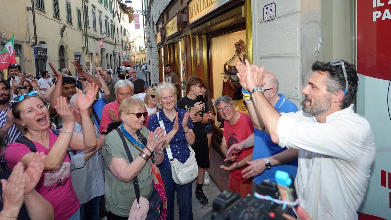 Matteo Biffoni festeggia davanti al comitato elettorale (foto Nucci)